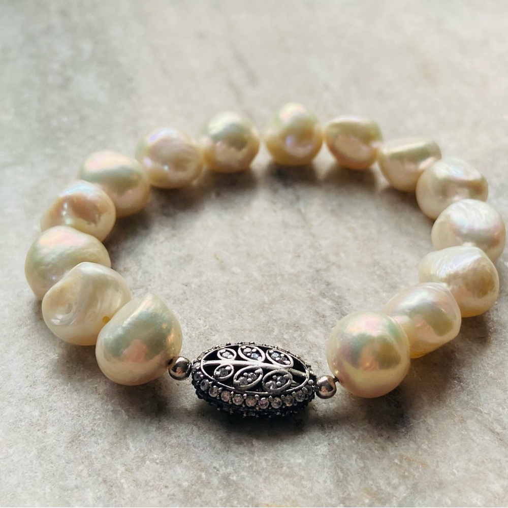 Elegant Pearl Bracelet with Ornate Clasp